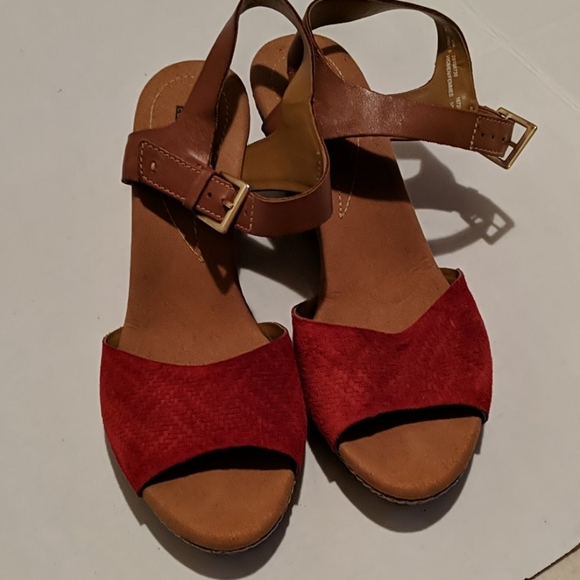 Clarks 7.5 Red and brown suede-like wedge sandals - Picture 3 of 3